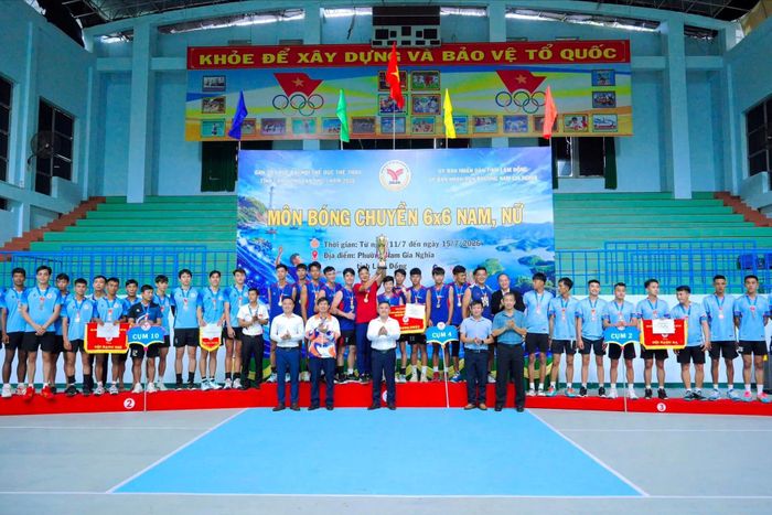 Trao giải cho các đội bóng chuyền nam