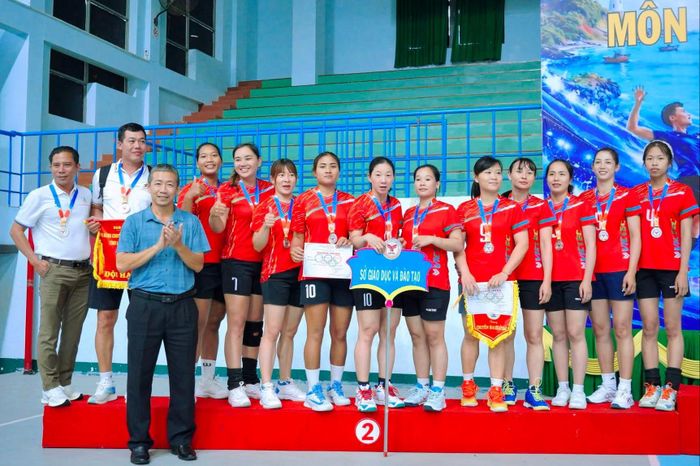 Trao giải Nhì cho đội bóng chuyền nữ Sở Giáo dục và Đào tạo tỉnh Lâm Đồng