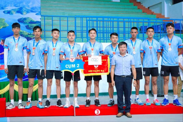 Trao giải Ba cho đội bóng chuyền nam Cụm 2