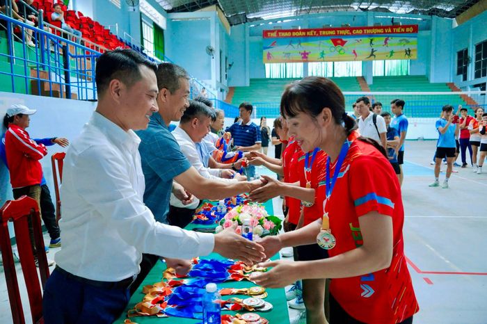 Trao huy chương cho các cầu thủ