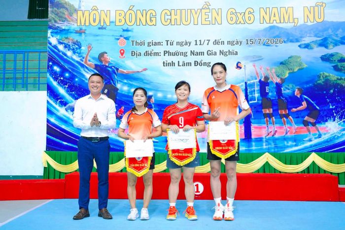 Trao giải cá nhân cho các cầu thủ nữ xuất sắc