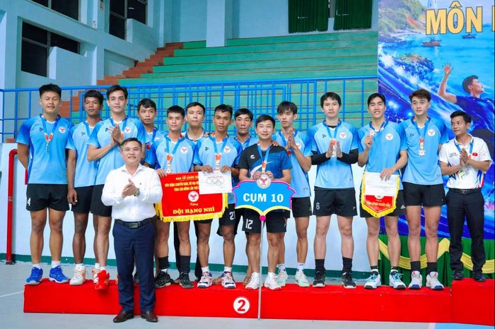 Trao giải Nhì cho đội bóng chuyền nam Cụm 10