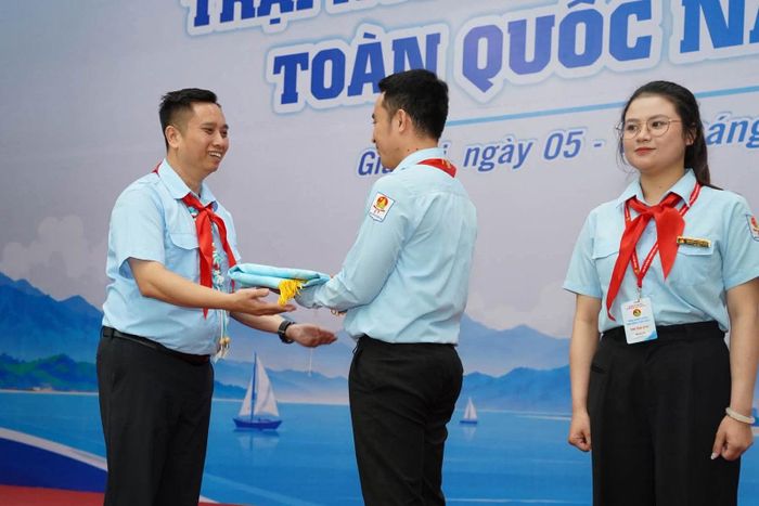 Đại diện tỉnh Lâm Đồng nhận cờ đăng cai Trại Huấn luyện Kim Đồng toàn quốc năm 2027 từ Hội đồng Đội Trung ương