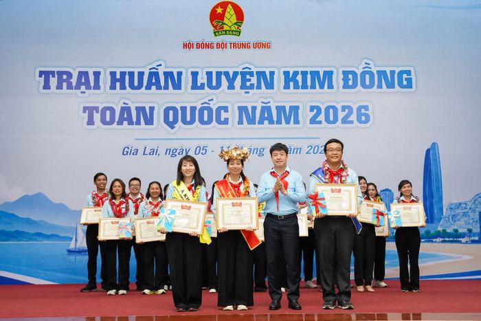 Chị Tạ Hải Vân, giáo viên Tổng phụ trách Đội, Trường Tiểu học Nghĩa Lập, xã Đơn Dương, tỉnh Lâm Đồng đạt danh hiệu Thủ khoa Trại Huấn luyện Kim Đồng toàn quốc cấp I năm 2026