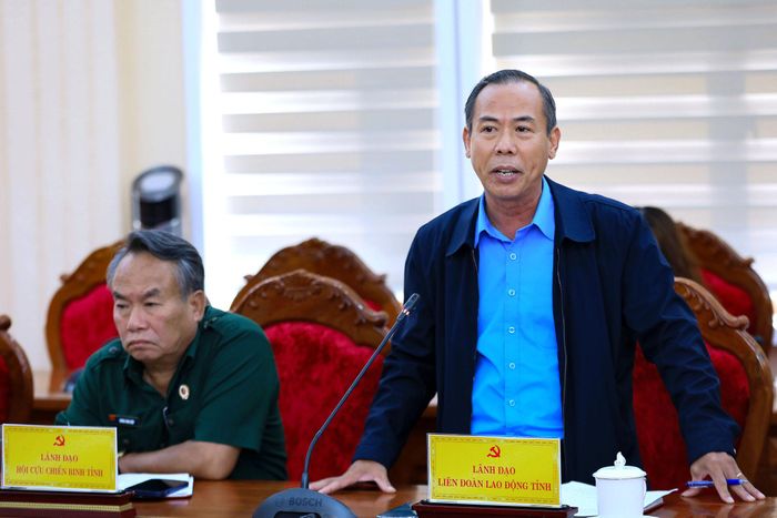 Chủ tịch Liên đoàn Lao động tỉnh Lâm Đồng Nguyễn Phú Hoàng trao đổi về mô hình hoạt động tổ chức công đoàn