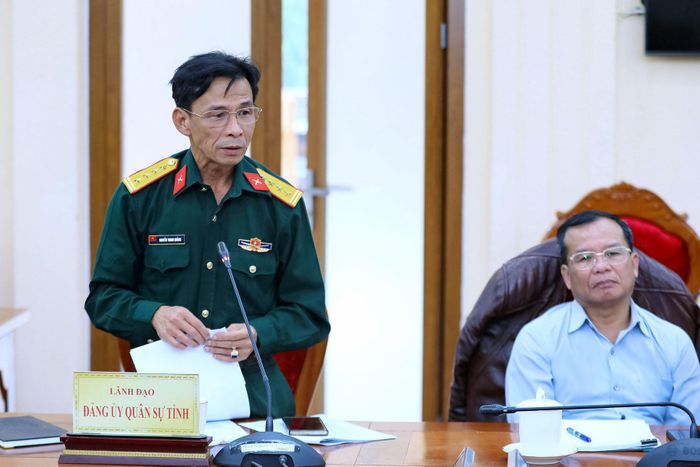 Đại tá Nguyễn Thanh Quảng, Phó Chính ủy Bộ Chỉ huy Quân sự tỉnh Lâm Đồng báo cáo kết quả dân vận trong 6 tháng đầu năm và đề xuất giải pháp