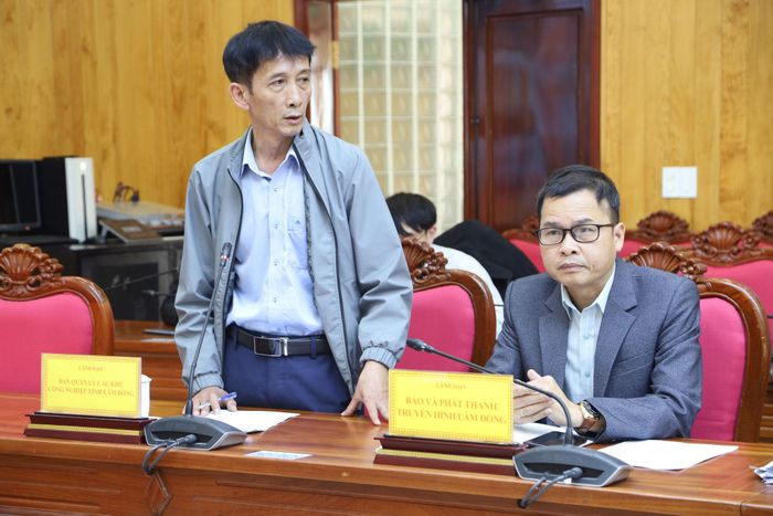 Các đại biểu trao đổi tại hội nghị
