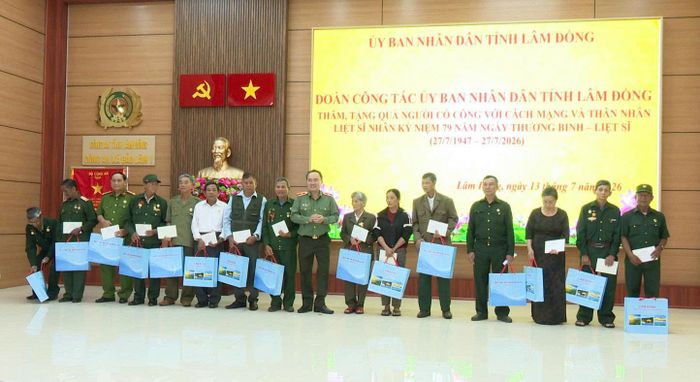 Thiếu tướng Trương Minh Đương, Giám đốc Công an tỉnh Lâm Đồng tặng quà cho người có công