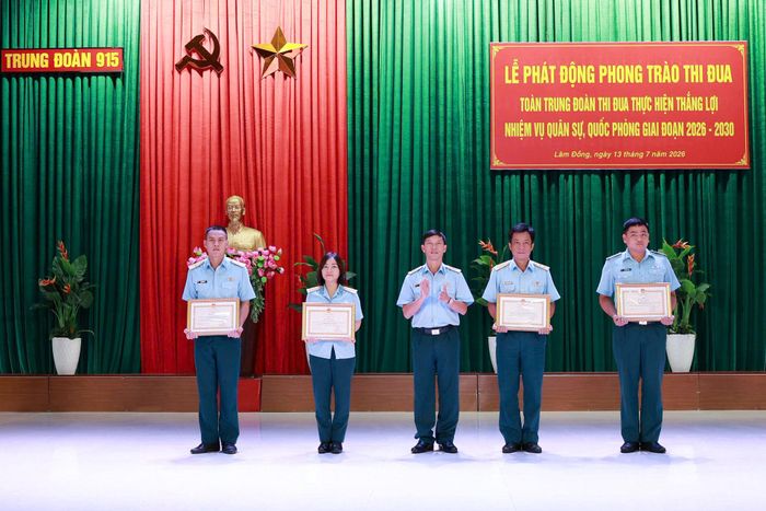 Đại tá Lê Bá Hiệp, Chính ủy Trung đoàn 915 trao Bằng khen của Bộ trưởng Bộ Quốc phòng cho các cá nhân có thành tích xuất sắc trong thực hiện nhiệm vụ năm 2024 và 2025