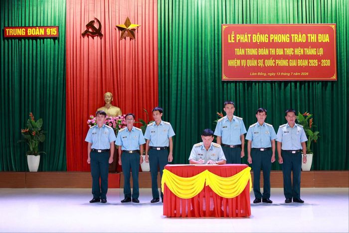 Đại diện các cơ quan, đơn vị thuộc Trung đoàn 915 ký kết giao ước thi đua