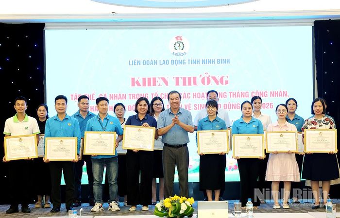 Lãnh đạo LĐLĐ tỉnh trao Bằng khen của Ban Chấp hành LĐLĐ tỉnh cho các cá nhân có thành tích xuất sắc.