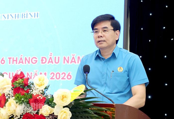 Đồng chí Phó Chủ tịch Ủy ban MTTQ Việt Nam tỉnh, Chủ tịch LĐLĐ tỉnh Nguyễn Hải Long phát biểu tại hội nghị.