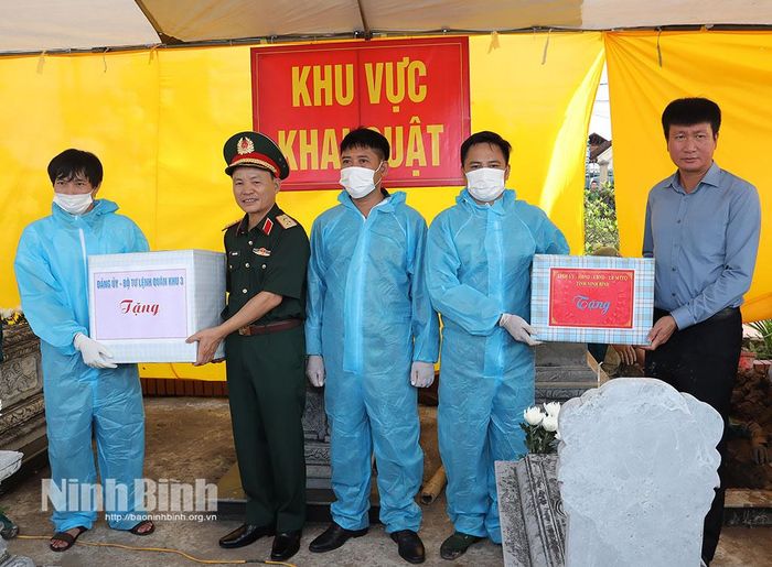 Đồng chí Trần Huy Tuấn, Ủy viên Trung ương Đảng, Bí thư Tỉnh ủy, Bí thư Đảng ủy Quân sự tỉnh và Trung tướng Lương Văn Kiểm, Tư lệnh Quân khu 3 tặng quà các cán bộ, chiến sĩ và lực lượng chuyên môn đang thực hiện nhiệm vụ tại Nghĩa trang liệt sĩ Hoàng Mai, xã Đồng Thịnh.