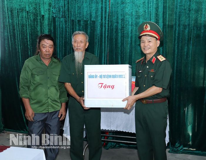 Đồng chí Trung tướng Lương Văn Kiểm, Tư lệnh Quân khu 3 tặng quà gia đình anh Nguyễn Đình Hơn ở thôn Trinh Nữ, xã Yên Mô.