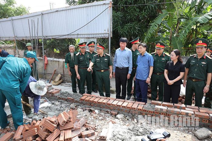 Đoàn công tác kiểm tra tiến độ xây dựng nhà ở gia đình anh Nguyễn Đình Hơn ở thôn Trinh Nữ, xã Yên Mô.