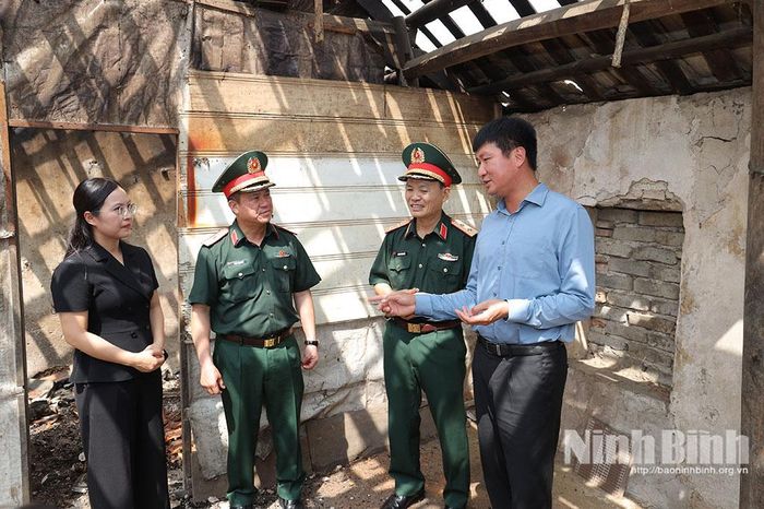 Đoàn kiểm tra tiến độ tháo dỡ, xây dựng nhà ở tại gia đình chị Phạm Thị Nga, thôn Trung Hòa, xã Yên Mô.