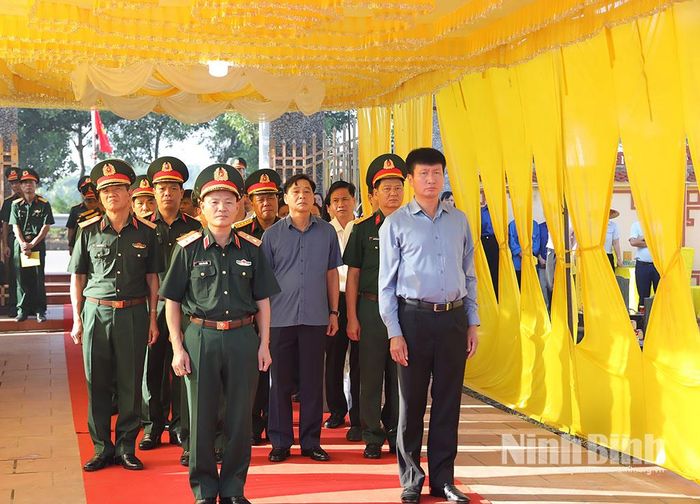 Các đồng chí: Trần Huy Tuấn, Ủy viên Trung ương Đảng, Bí thư Tỉnh ủy, Bí thư Đảng ủy Quân sự tỉnh; Trung tướng Lương Văn Kiểm, Tư lệnh Quân khu 3 và các đại biểu tưởng niệm các Anh hùng liệt sĩ tại Nghĩa trang liệt sĩ Trực Khang, xã Quang Hưng.
