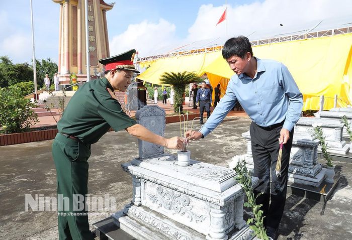 Đồng chí Trần Huy Tuấn, Ủy viên Trung ương Đảng, Bí thư Tỉnh ủy, Bí thư Đảng ủy Quân sự tỉnh và Trung tướng Lương Văn Kiểm, Tư lệnh Quân khu 3 thắp hương tưởng niệm các anh hùng liệt sĩ tại Nghĩa trang liệt sĩ Hoàng Mai, xã Đồng Thịnh.