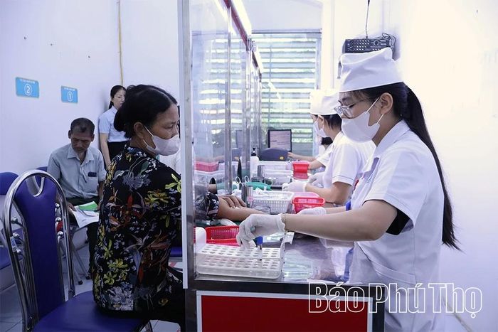 Nhân viên Trung tâm Y tế khu vực Tam Dương lấy mẫu xét nghiệm cho người bệnh.