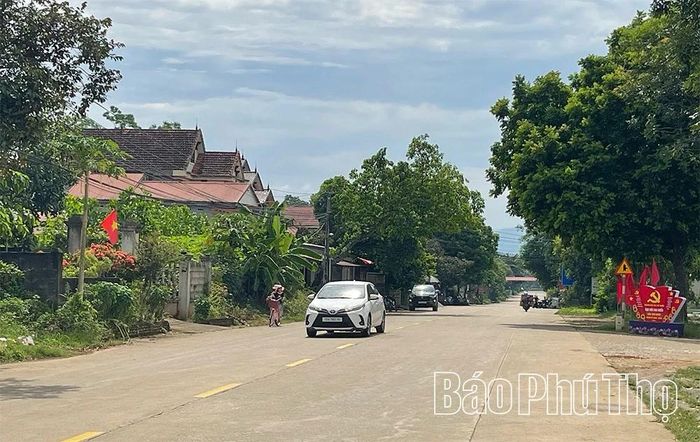 Tuyến đường trung tâm xã Võ Miếu sạch sẽ, phong quang, tạo cảnh quan xanh - sạch - đẹp.