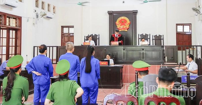 Hội đồng xét xử đọc quyết định đưa vụ án ra xét xử.