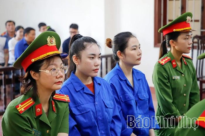 Tham gia vụ án với vai trò đồng phạm Hà Thị Linh (trái) và Bùi Thị Thu Phương cùng lĩnh mức án 7 năm tù.