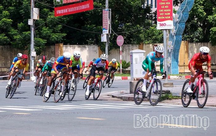 Với tốc độ có thời điểm lên đến gần 40km/h, các vận động viên trẻ đã tạo ra một cuộc đua sôi nổi, hấp dẫn.