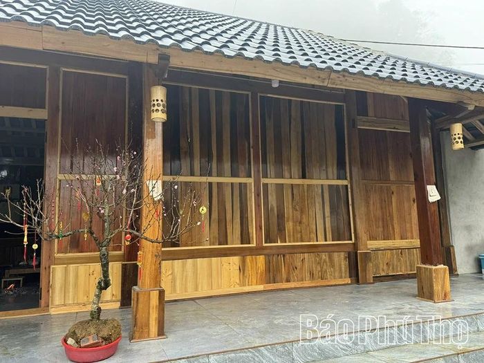 Vào năm mới, người dân tộc Mông ở xã Pà Cò thực hiện một nghi thức quan trọng là dán giấy dó "niêm phong" năm cũ, mừng đón năm mới may mắn.