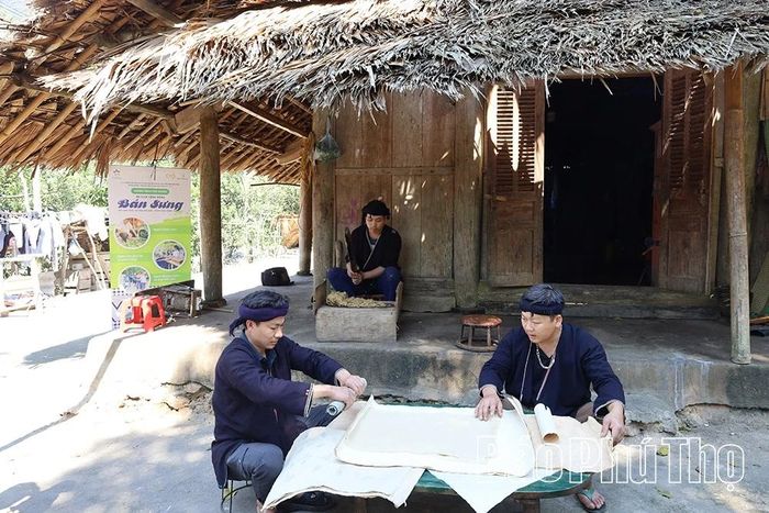 Tổ hợp tác giấy dó bản Sưng Bai lưu giữ trọn vẹn quy trình làm giấy thủ công bằng vỏ cây dó tự nhiên.