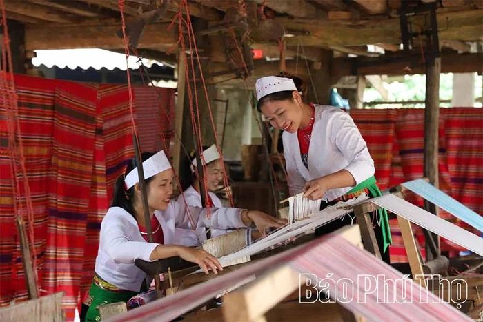 Dệt thổ cẩm từng là công việc quen thuộc của phụ nữ Mường Xuân Đài.