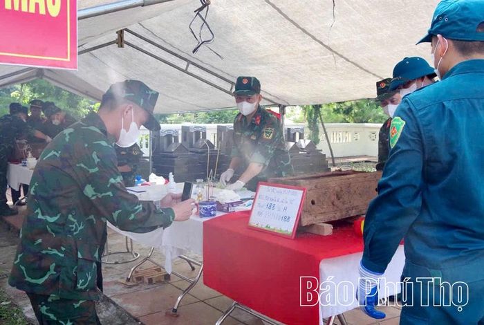 Cán bộ, chiến sĩ làm nhiệm vụ thực hiện số hóa thông tin mẫu hài cốt và các phần mộ liệt sĩ.