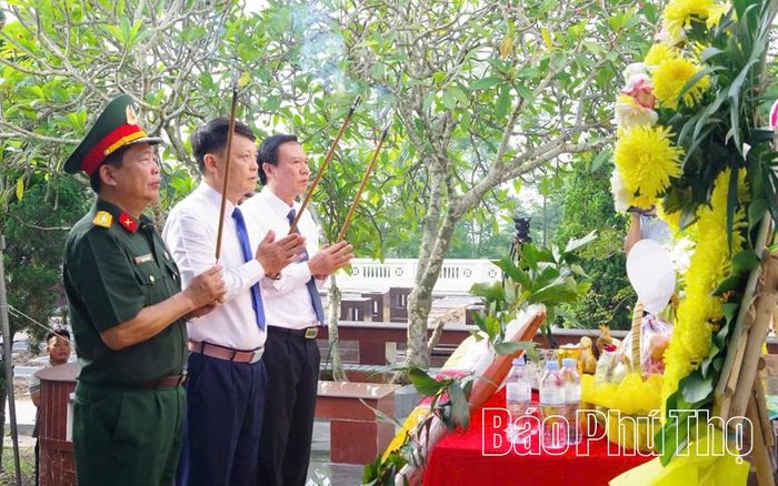 Các đại biểu đặt vòng hoa, dâng hương tại Nghĩa trang liệt sĩ xã Tu Vũ.