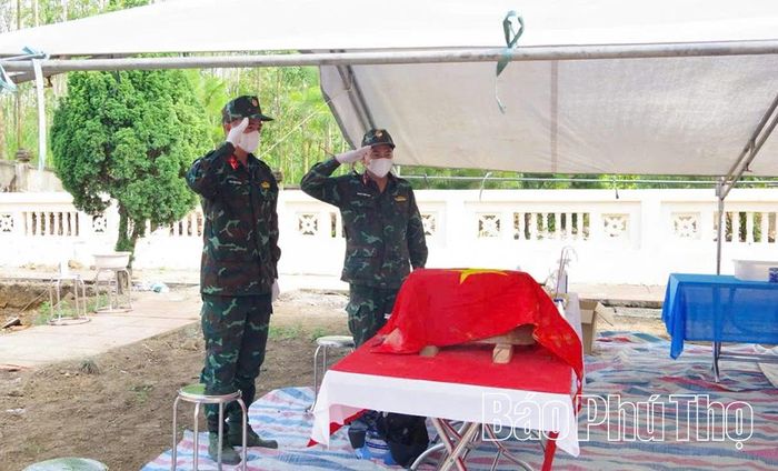 Cán bộ, chiến sĩ làm nhiệm vụ thực hiện nghi lễ trước khi lấy mẫu hài cốt liệt sĩ để giám định ADN.