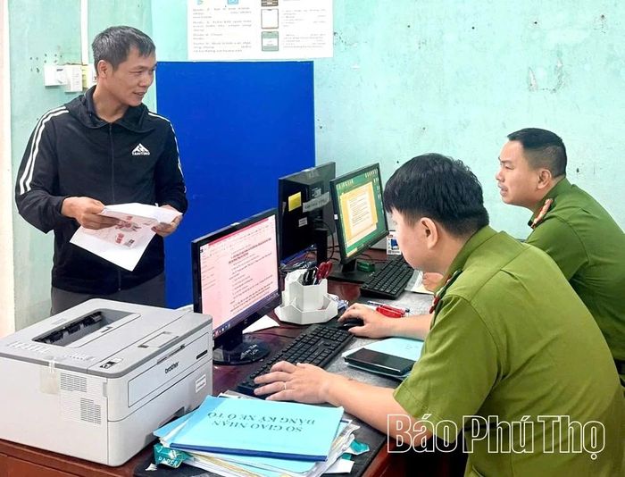 Công an xã Liên Sơn hỗ trợ người dân giải quyết thủ tục hành chính.