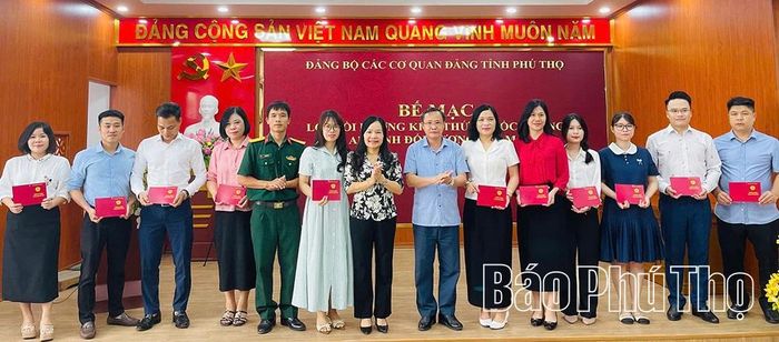 Đồng chí Nguyễn Thị Thanh Huyền - Ủy viên Ban Thường vụ Tỉnh ủy, Phó Bí thư Thường trực Đảng ủy các cơ quan Đảng tỉnh trao giấy chứng nhận cho các học viên.