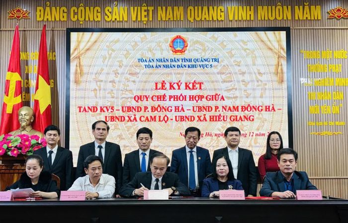 Tòa án nhân dân khu vực 5 ký kết quy chế phối hợp với UBND các xã, phường trên địa bàn phụ trách - Ảnh: TANDKV