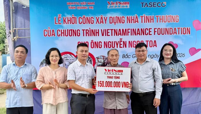 Trao kinh phí hỗ trợ cho gia đình ông Nguyễn Ngọc Toa, phường Bắc Gianh - Ảnh: N.M