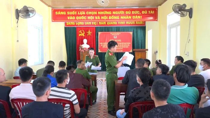Công an xã Ái Tử tuyên truyền pháp luật về phòng, chống ma túy cho các đối tượng thuộc diện quản lý năm 2026 - Ảnh: CẢNH THU