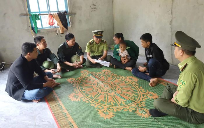Cộng đồng dân cư bản Ngân Thủy, xã Kim Ngân được lực lượng chức năng tuyên truyền về quyền lợi, nghĩa vụ khi tham gia bảo vệ, phát triển rừng tại địa phương - Ảnh: Văn Minh