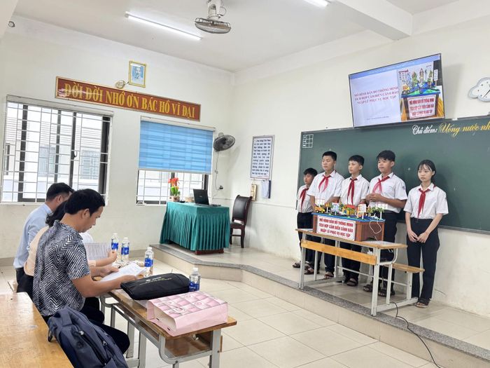Nhóm thí sinh trình bày ý tưởng về sản phẩm "Mô hình bản đồ thông minh tích hợp cảm biến cảnh báo ngập lũ phục vụ học tập" - Ảnh: Mai Linh