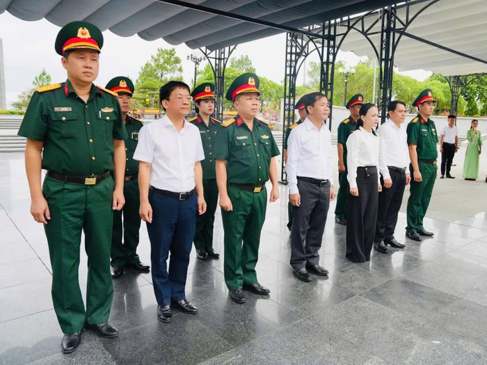 Đồng chí Nguyễn Văn Phương, Bí thư Tỉnh ủy và các đại biểu dành phút mặc niệm tưởng nhớ các anh hùng liệt sĩ tại Nghĩa trang liệt sĩ quốc gia Đường 9 - Ảnh: Mỹ Nhị