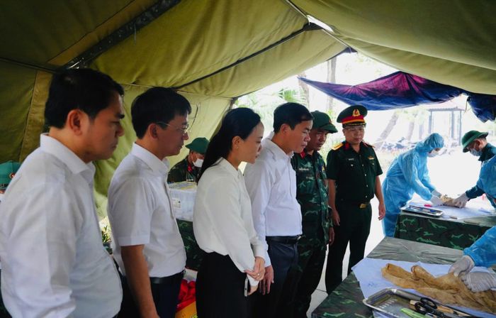 Đồng chí Nguyễn Văn Phương, Bí thư Tỉnh ủy kiểm tra thực tế tại khu vực lấy mẫu ADN - Ảnh: Mỹ Nhị