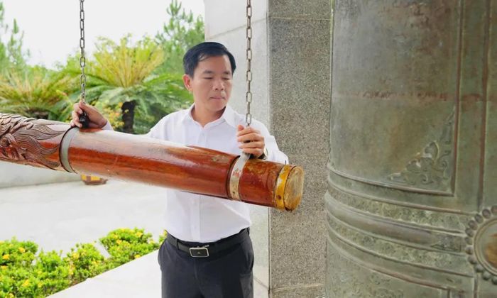 Đồng chí Nguyễn Văn Phương, Bí thư Tỉnh ủy thực hiện nghi thức thỉnh chuông tại Nghĩa trang liệt sĩ quốc gia Đường 9 - Ảnh: Mỹ Nhị