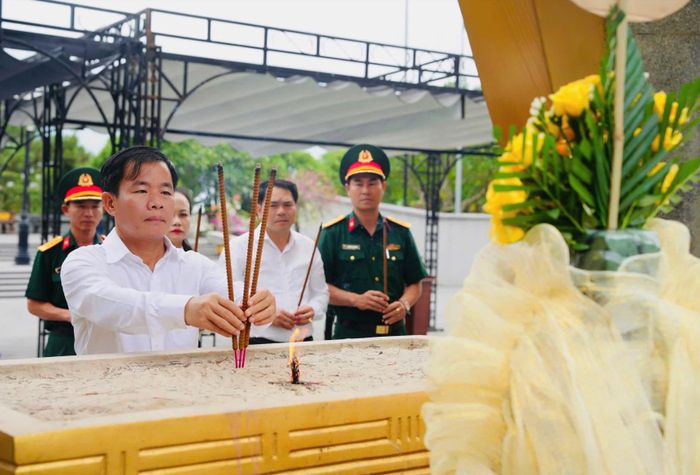 Đồng chí Nguyễn Văn Phương, Bí thư Tỉnh ủy dâng hương tri ân các anh hùng liệt sĩ - Ảnh: Mỹ Nhị