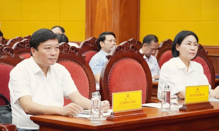 Đồng chí Lê Hồng Vinh, Phó Bí thư Tỉnh ủy, Chủ tịch UBND tỉnh và các đại biểu tham dự hội nghị tại điểm cầu Tỉnh ủy Quảng Trị - Ảnh: Q.V