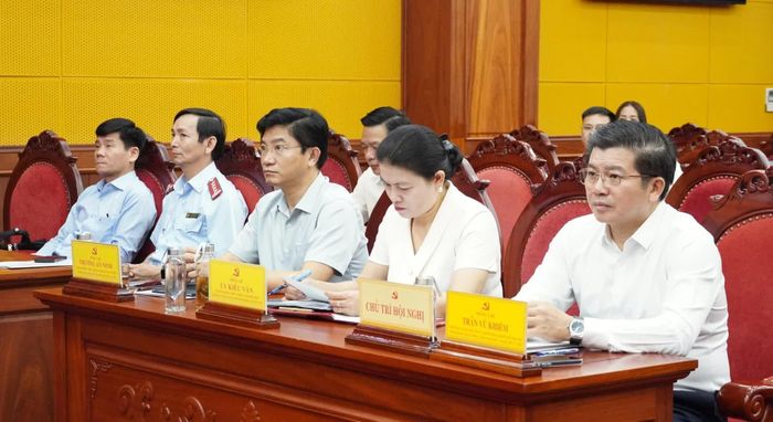 Đồng chí Trần Vũ Khiêm, Phó Bí thư Thường trực Tỉnh ủy, Trưởng đoàn đại biểu Quốc hội tỉnh và các đại biểu tham dự hội nghị tại điểm cầu Tỉnh ủy Quảng Trị - Ảnh: Q.V