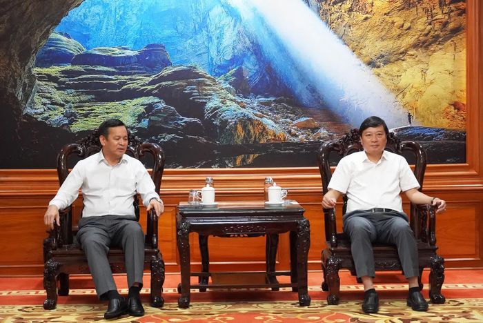 Đồng chí Lê Hồng Vinh, Chủ tịch UBND tỉnh trao đổi với đại diện lãnh đạo Tập đoàn VSIP tại buổi làm việc - Ảnh: X.P