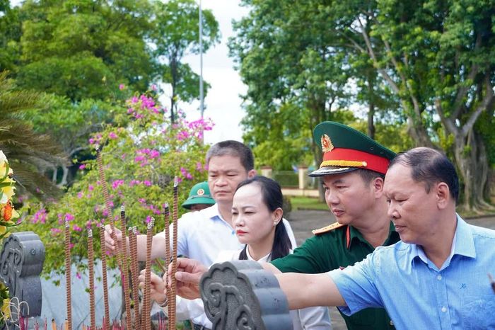 Các đại biểu dâng hương tại Đài tưởng niệm anh hùng liệt sĩ - Ảnh: M.H