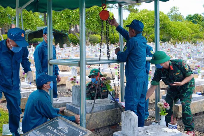 Các lực lượng thực hiện công tác lấy mẫu hài cốt liệt sĩ - Ảnh: M.H