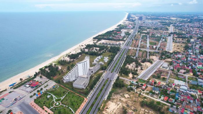 Tại khu vực bãi biển Bảo Ninh, nhiều khu nghỉ dưỡng quy mô lớn đang được đầu tư xây dựng - Ảnh: Lê Trường